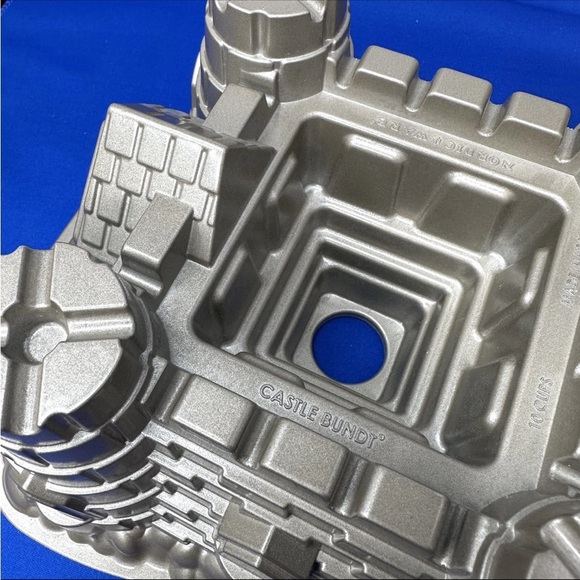 Nordic Ware Castle Bundt 10 Cup Cake Pan Mold Cast Fun Children Boy Birthday F6 - Picture 8 of 8